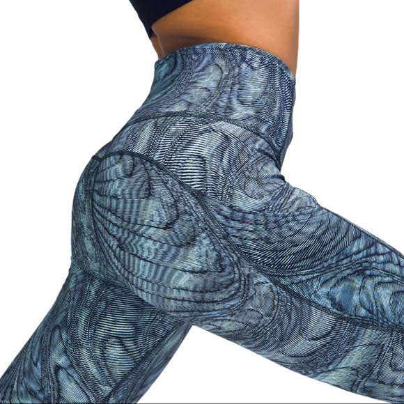 LULULEMON Fast & Free High Rise Tights 25". Inside tag removed for comfort - Picture 7 of 11